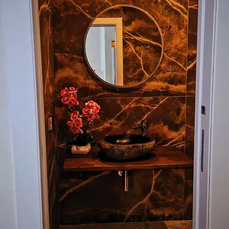 Luxury Cecilia Via Antonio Del Re 9 *